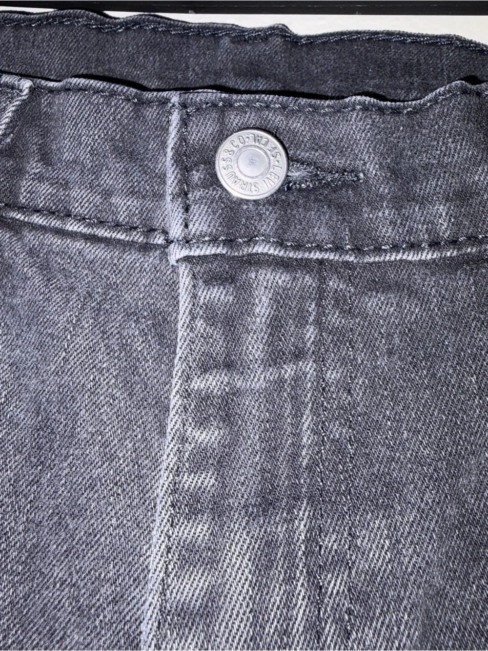 Levis slim straight